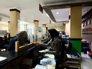 “Polantas Menyapa, Wajib Pajak Tertib Dapat Hadiah Coklat di Samsat Semarang”