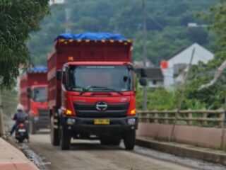 Warga Waswas, Jembatan Penghubung Sampang–Gunungpati Dipaksa Menahan Beban Truk Tambang Jumbo