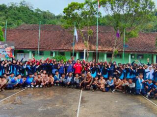 Para Siswa MA Dan MTs Nurul Falah Di Sinarjaya Ikut Penanganan Kebakaran Bersama Damkar