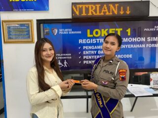 Polantas Menyapa, Satlantas Polres Semarang Berikan Reward Kepada Warga Yang Tertib Perpanjang SIM di Hari Ke-4 Operasi Zebra Candi 2025