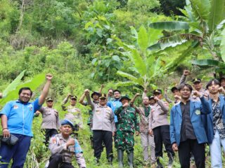 Kapolres Wonogiri Bersama Masyarakat Tanam Ratusan Pohon Beringin di Lahan Kritis