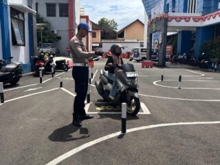 Satpas Polres Karanganyar Dampingi Pemohon SIM Saat Uji Praktik, Petugas Beri Arahan Humanis