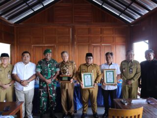 Bentuk Rasa Bangga, Dandim Serahkan Penghargaan Kepada Bupati Wonogiri