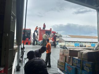 KRI Semarang-594 TNI AL Debarkasi Bantuan Kemanusiaan Bagi Korban Terdampak Bencana Banjir