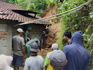 Pasca Longsor, Petugas Gabungan Bersama Warga Bersihkan Timbunan Material Longsor
