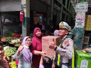 Si Ratib “Dolan” ke Pasar Bunder, Polisi Sragen Sapa Warga Sambil Sampaikan Pesan Keselamatan dan Berbagi Hadiah