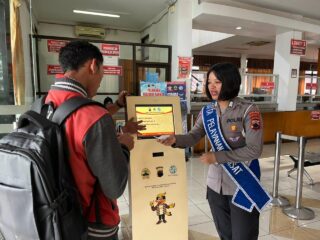 Samsat Karanganyar Tingkatkan Pelayanan, Edukasi dan Pendampingan Pajak Kendaraan Diberikan Secara Humanis