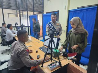Polantas Menyapa, Satlantas Polres Karanganyar Dampingi Pemohon SIM Saat Sesi Pemotretan