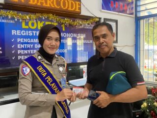 Polantas Menyapa, Satlantas Polres Semarang Berikan Reward Coklat kepada Pemohon SIM