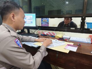 Polantas Menyapa, Satpas Karanganyar Berikan Pelayanan BPKB Balik Nama Secara Humanis dan Transparan