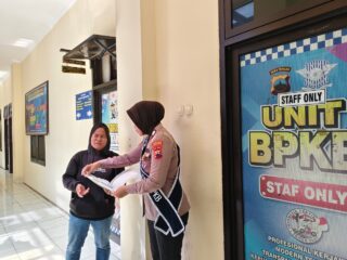 Polantas Menyapa: Satlantas Karanganyar Berikan Pendampingan Pelayanan BPKB Secara Transparan dan Humanis