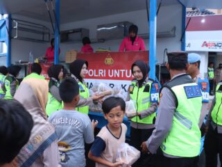 Polres Jepara Bersama Insan Media Bagikan Ratusan Takjil Untuk Masyarakat