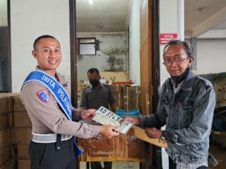 Polantas Menyapa: Pendampingan Pelayanan STNK Ganti Plat Lima Tahunan di Samsat Karanganyar