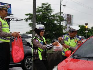 Berkah Puasa Ramadan; Satlantas Polres Sragen Tebar 200 Takjil Bagi Pengendara di Exit Tol Pungkruk