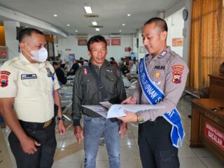 ‎Polantas Menyapa: Satlantas Karanganyar Tingkatkan Kualitas Pelayanan STNK dengan Pendampingan Aktif