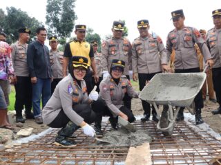Jembatan Presisi Merah Putih Dicor, Kapolres Sragen Turun Langsung Satukan Desa Jati–Hadiluwih
