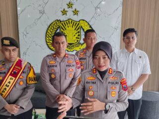 Kendarai sepeda motor bonceng 3, anak 13 Th meninggal setelah menabrak pohon.