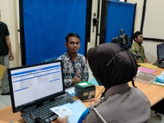 Satlantas Polres Karanganyar Optimalkan Sesi Foto SIM, Polantas Menyapa Berikan Arahan agar Hasil Maksimal