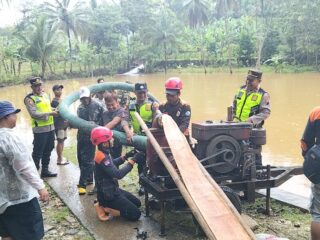Banjir Putus Akses Jalan di Gambirmanis, Polsek Pracimantoro Bergerak Cepat Lakukan Mitigasi