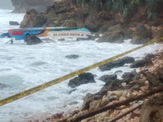 Kapal Nelayan Terbalik di Pantai Watumandi, ABK Masih Dalam Pencarian