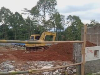 Diduga Tanpa Izin, Puluhan Dump Truck Angkut Tanah Urug Proyek Tol Bawen–Yogyakarta ke Salatiga