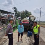 POLANTAS SRAGEN EDUKASI DRIVER COMBI DAN TRAKTOR UNTUK BERSIHKAN KOTORAN TANAH DI JALAN RAYA GUNA CEGAH KECELAKAAN*