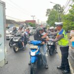 Sat Lantas Polres Wonogiri Bagikan 250 Takjil di Simpang Gudang Seng, Edukasi Tertib Lalu Lintas Selama Ramadan