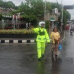Hujan Tak Surutkan Semangat, Satlantas Polres Wonogiri Tetap Siaga Atur Lalu Lintas Pagi