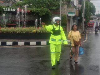 Hujan Tak Surutkan Semangat, Satlantas Polres Wonogiri Tetap Siaga Atur Lalu Lintas Pagi