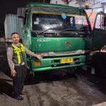 Berniat dahului truk dari sebelah kiri, sebuah sepeda motor Terlibat Tabrakan dengan Truk Trailer