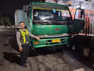 Berniat dahului truk dari sebelah kiri, sebuah sepeda motor Terlibat Tabrakan dengan Truk Trailer