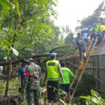 Gercep! Polsek Nogosari Tangani Pohon Tumbang Timpa Rumah Warga*