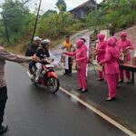 Polsek Wuryantoro dan Bhayangkari Bagi 150 Takjil, Tebar Kepedulian di Bulan Ramadan