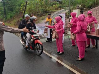 Polsek Wuryantoro dan Bhayangkari Bagi 150 Takjil, Tebar Kepedulian di Bulan Ramadan