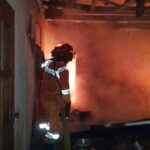 Ditinggal Shalat Tarawih, rumah warga Kel. Genuk Ungaran Terbakar.