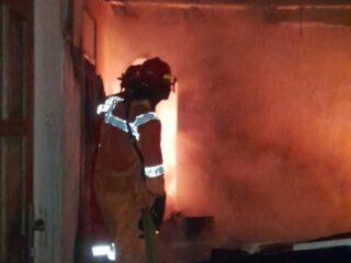 Ditinggal Shalat Tarawih, rumah warga Kel. Genuk Ungaran Terbakar.