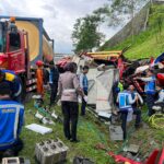 Tronton muat trafo alami laka km 431 jalur B Tol Semarang-Solo, dugaan awal rem tidak berfungsi