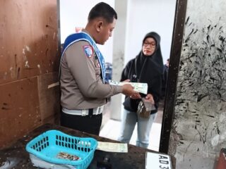 Polantas Menyapa: Satlantas Polres Karanganyar Edukasi Perpanjangan Pajak Kendaraan di Samsat Karanganyar dalam Rangka Operasi Ketupat Candi 2026