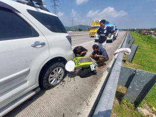 Polres Kendal Beri Pertolongan Cepat Pemudik Alami Pecah Ban di Tol Batang-Semarang