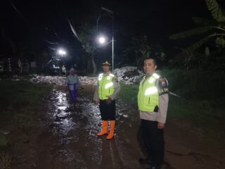 Banjir Akibat Cuaca Ekstrem Rendam Sejumlah Permukiman di Tembalang, Warga Mengungsi ke Masjid