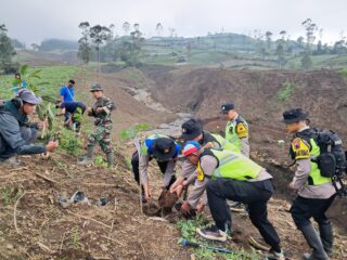 Polsek Karangreja Ikuti Aksi Penanaman 5.000 Pohon di Gunung Malang