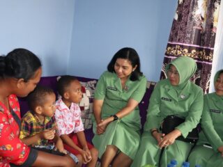 Sentuhan Kasih Persit KCK PD XVIII/Kasuari Hadir Menguatkan Keluarga Prajurit