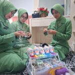 Antara Stetoskop dan Benang Rajut: Kisah Kreativitas dr. Zuhria*