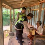 Polsek Jatisrono Gelar Jumat Berkah, Salurkan Sembako untuk Warga Kurang Mampu