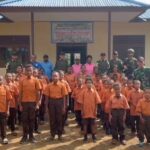 Satgas Yonif 123/Rajawali Tebar Kepedulian di Papua Selatan, Bagikan Seragam Pramuka untuk Siswa SD Negeri Bade Mememu