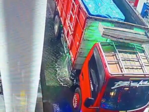 CCTV Bongkar Dugaan Pengangsu Solar Subsidi di SPBU Colomadu, Solar Tumpah Deras dari Truk Bak Modifikasi