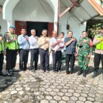 Polres Demak Kerahkan 150 Personel Amankan Ibadah Kenaikan Isa Almasih  30 Gereja di Demak Gelar Ibadah Kenaikan Isa Almasih, Polisi Lakukan Pengamanan Ketat  Sebanyak 30 Gereja di Demak Dijaga Polisi saat Perayaan Kenaikan Isa Almasih  Polres Demak Pastikan Ibadah Kenaikan Isa Almasih Berjalan Aman dan Khidmat  Polisi Amankan Pelaksanaan Ibadah Kenaikan Isa Almasih di Kabupaten Demak  Demak - Polres Demak menerjunkan sebanyak 150 personel gabungan untuk mengamankan pelaksanaan ibadah Kenaikan Isa Almasih di wilayah Kabupaten Demak, Kamis (14/5/2026). Ratusan personel tersebut berasal dari Polres Demak dan Polsek jajaran yang disebar ke sejumlah gereja maupun rumah ibadah.  Pengamanan dilakukan guna memastikan pelaksanaan ibadah berjalan aman dan kondusif.  Pelaksana Tugas Kasi Humas Polres Demak Iptu Said Nu’man Murod mengatakan, terdapat sekitar 30 gereja dan rumah ibadah di Kabupaten Demak yang melaksanakan ibadah peringatan Kenaikan Isa Almasih.  “Sebanyak 150 personel kami terjunkan untuk melakukan pengamanan di gereja maupun rumah ibadah yang melaksanakan ibadah Kenaikan Isa Almasih,” kata Nu’man.  Menurut dia, pengamanan dilakukan tidak hanya di area dalam gereja, tetapi juga di sekitar lokasi ibadah, termasuk pengaturan arus lalu lintas dan patroli guna mengantisipasi gangguan Kamtibmas.  Sebelum ibadah dimulai, Polres Demak juga mengerahkan Unit K-9 untuk melakukan sterilisasi di sejumlah gereja. Pemeriksaan dilakukan di area ruang ibadah, halaman hingga lokasi parkir kendaraan jemaat.  “Sterilisasi menggunakan Unit K-9 ini dilakukan sebagai langkah antisipasi terhadap potensi gangguan keamanan, termasuk ancaman terorisme maupun gangguan lainnya, sehingga umat Kristiani dapat melaksanakan ibadah dengan aman dan khidmat,” ujar dia.  Nu’man menambahkan, seluruh personel yang terlibat pengamanan telah diarahkan untuk mengedepankan pendekatan humanis selama bertugas. Kepolisian juga mengajak masyarakat ikut menjaga situasi keamanan dan ketertiban selama peringatan hari besar keagamaan berlangsung.  “Kami berharap seluruh rangkaian ibadah berjalan aman, lancar dan kondusif. Sinergi antara Kepolisian, pengurus gereja dan masyarakat sangat penting untuk menjaga situasi tetap aman,” pungkasnya.  Munthohar_Ershi