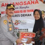 Hari Bhayangkara ke-80, Polres Demak Berbagi Kebahagiaan dengan Purnawirawan dan Warakawuri