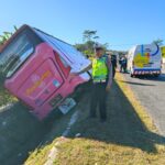 Bus Masuk Parit di Tol Bawen-Salatiga, Dua Penumpang Meninggal Dunia.