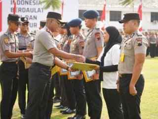 Tak Hanya Prestasi Olahraga, Penghargaan Kapolda Jateng Juga Diberikan Pada Personel Yang Profesional Dalam Layani Masyaraka